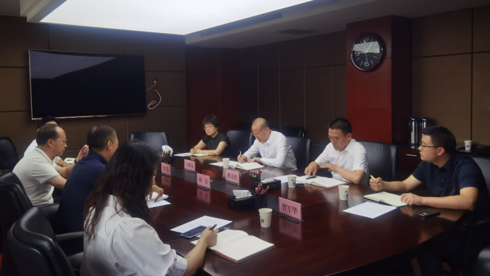 8月4日上午，甘肅藥業(yè)投資集團(tuán)有限公司黨委書(shū)記、董事長(zhǎng)周榮及副總經(jīng)理張世俊等一行4人前往甘肅省科技廳，拜會(huì)省科技廳黨組書(shū)記、廳長(zhǎng)張世榮。雙方圍繞整合中醫(yī)藥優(yōu)勢(shì)資源、強(qiáng)化創(chuàng)新聯(lián)合體建設(shè)、培育高層次創(chuàng)新創(chuàng)